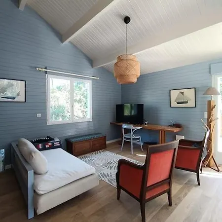 Nantucket Lege-Cap-Ferret